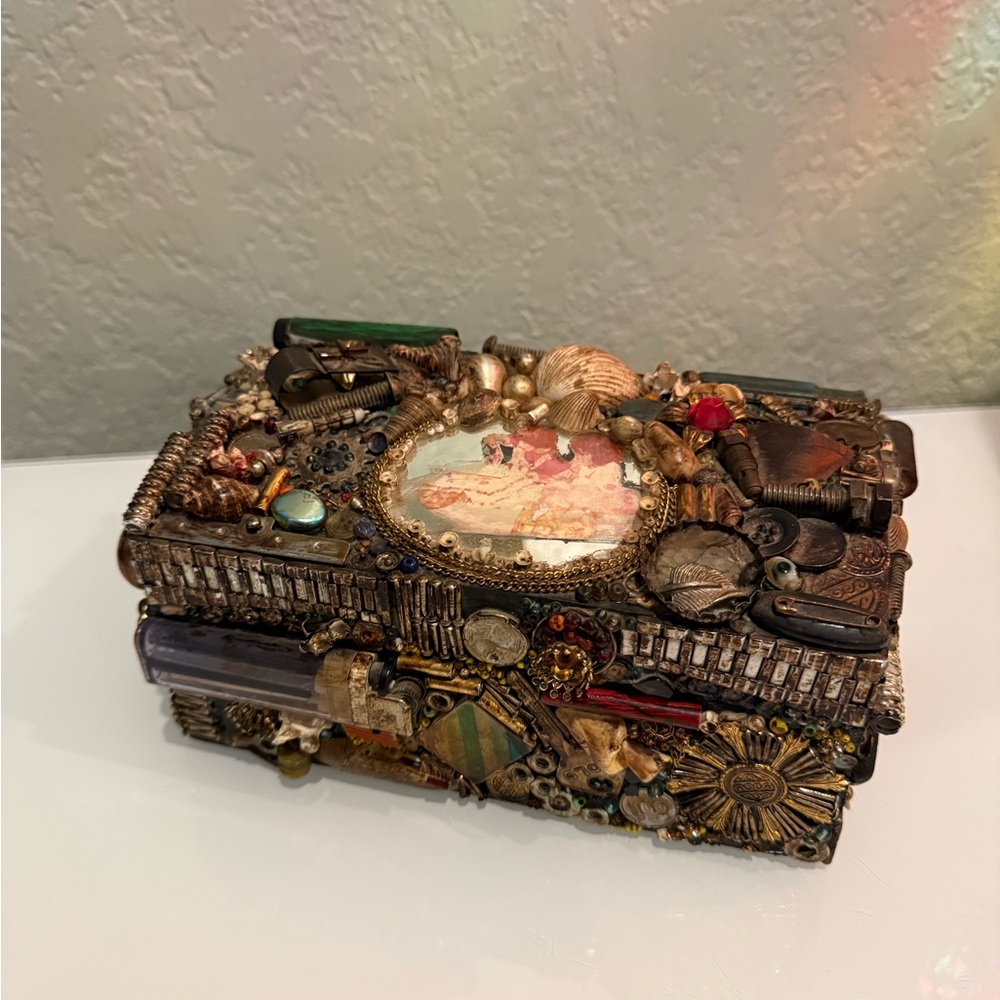 Vintage Hand Decorated Magic jewelry or memory Box on excellent condition